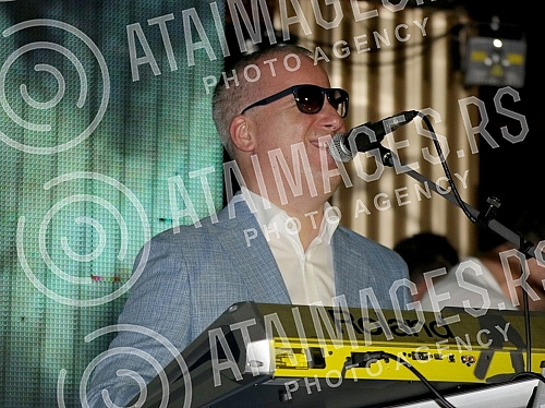 Performance of Sasa Mtic held on raft Port.
Nastup Sase Matica na splavu Port. Performance of Sasa Mtic held on raft Port.
Nastup Sase Matica na splavu Port.