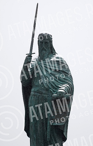 Reconstruction of Sava Square is underway, on which a monument to Stefan Nemanja has been placed, which will be officially unveiled on January 27.U toku je rekonstrukcija Savskog trga, na koje je postavljen spomenik Stefanu Nemanji koji ce zvanicn