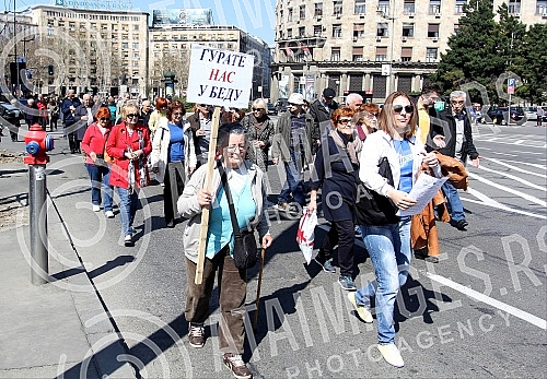 Protest of pensioners and military pensioners because of pension cutsProtest penzionera i vojnih penzionera zbog smanjenja penzija.