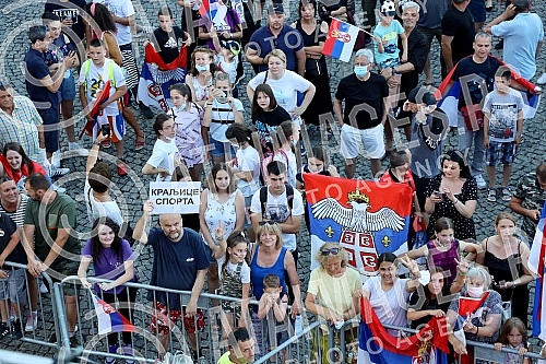 On the terrace of the City Assembly, a solemn reception was organized for the women's basketball team, which won a gold medal at the European Championship. Na terasi Skupstine grada organzovan je svecani docek zenske kosarkaske reprezentacije, koje