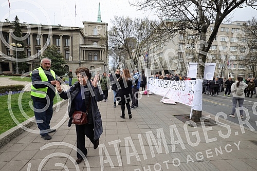 Market vendors who started a protest against e-fiscalization at noon yesterday are still waiting in front of the Presidency for someone to address them.Pijacni prodavci koji su juce u podne zapoceli protest zbog e-fiskalizacije i dalje ispred Preds