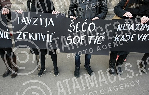 In front of the main train station organized a peace action 