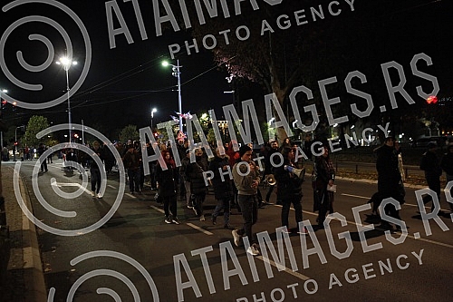 Citizens against the introduction of kovid passes gathered at the assembly, some of them walked to the RTS building, where former journalist Jasmina Stojanovic tore her press ID because of the situation and the way of writing about the crown.Gradja