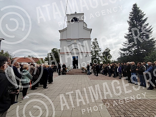 Family, friends, colleagues began to gather in the Church of the Holy Trinity in Kumodraz to pay their last respects to the late actor Milan Lanet Gutovic and to send him to eternal rest.Porodica, prijatelji, kolege poceli su da se okupljaju u Crkv