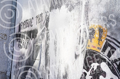 A bucket of lime was thrown on the mural with the image of Ratko Mladic, and behind it stands Djordjo Zujovic, a longtime activist and member of the Social Democratic Party of Serbia.Na mural sa likom Ratka Mladica bacena je kofa kreca, a iza toga 