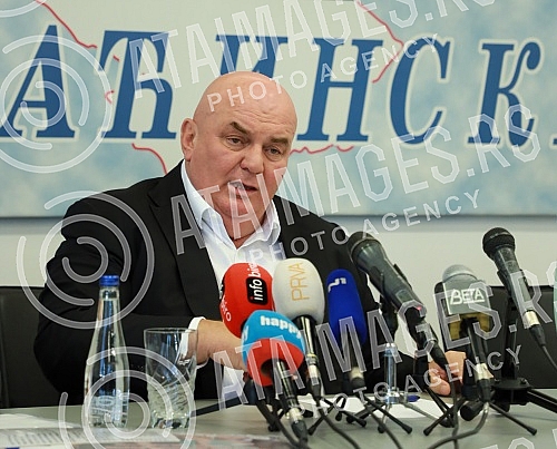 A press conference of the president of that party, Dragan Markovic-Palma, was held in the premises of United Serbia.U prostorijama Jedinstvene Srbije odrzana konferencija za novinare predsednika te stranke Dragana Markovica - Palme.