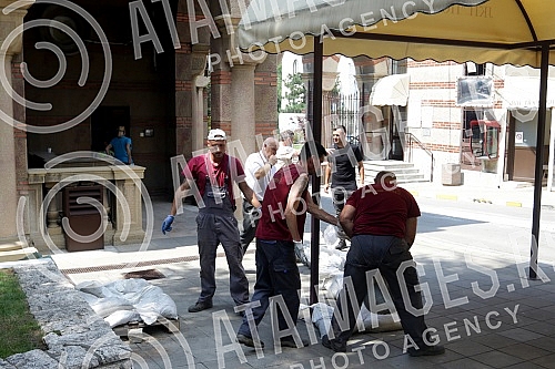 Workers at the New Cemetery are setting up barriers as a storm followed by heavy rain is announced.Radnici na Novom groblju postavljaju barijere posto je najavljeno nevreme praceno obilnom kisom.