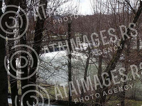 Postojna Cave, the largest exhibition cave in Europe, is located near the town of Postojna.Postojnska jama, najveca izlozbena pecina u Evropi, nalazi se kod grada Postojne.
