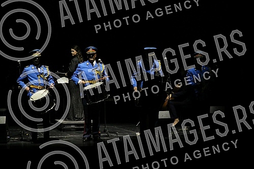 As part of the celebration of the Day of the Serbian Army, the Revue Orchestra and the Mixed Choir of the Art Ensemble of the Ministry of Defense Stanislav Binicki organized a concert in Kombank Hall.U okviru obelezavanja Dana Vojske Srbije, Revijs