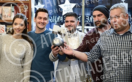 In the bookshop Academy was held ceremonial presenting MTV awards and promotion plate Group SARS.U knjizari Akademija odrzano je svecano urucivanje MTV nagrade i promocija ploce grupe SARS. 