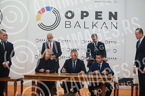 As part of the Open Balkan Leaders' Summit, bilateral documents were signed, followed by a joint media conference of politicians.U sklopu Samita lidera Otvorenog Balkana potpisiani su bilateralni dokumenati, a potom je usledila zajednicka konferenc