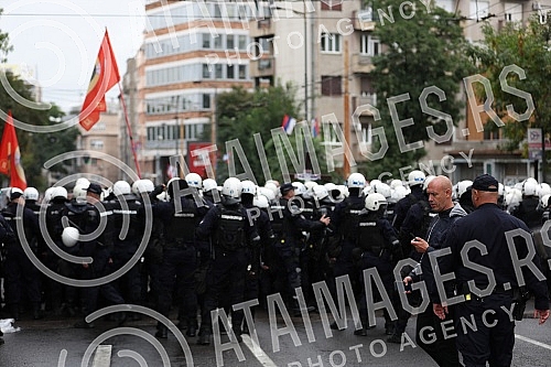The police blocked the opponents of Europride in the central city streets, and some of them were detained.Policija je blokirala protivnike Europrajda u centralnim gradskim ulicama, a neki od njih su i privedeni.