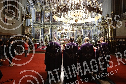 Worship during the Passion Week in the Cathedral Church of St. Archangel Michael on Good Friday - morning with the singing of articles and a procession around the temple.Bogosluzenje tokom Stradalne sedmice u Sabornoj crkvi  Sv. Arhangela Mihaila n