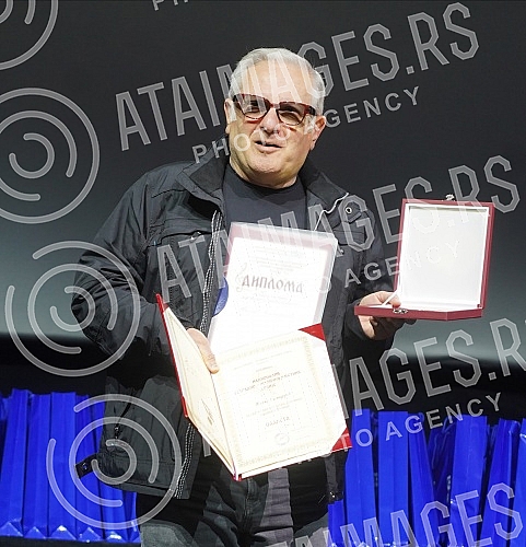 In the big hall of the Kombank hall, after a two-year break, the traditional SEMUS awards ceremony was organized for the most prominent pop and music artists in Serbia.U velikoj sali Kombank dvorane, posle dve godine pauze organizovana je tradicion