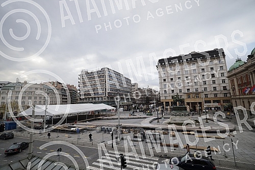 The installation of skating rinks on the Republic Square, which should open on December 25.Postavljanje klizalista na Trgu republike koje bi trebalo da bude otvoreno 25. decembra.