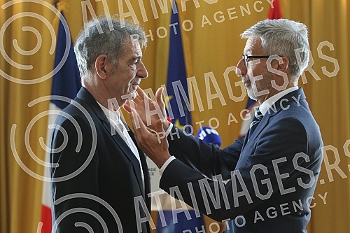 The ceremonial presentation of the Order of Arts and Literature in the rank of knight was held for the actor Predrag Miki Manojlovic at the residence of the French Embassy.Svecano urucenje Ordena umetnosti i knjizevnosti u rangu viteza upriliceno j