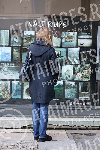 Awarding the prize to the winners of the competition THE BEST HOLE (Belgrade) of the city, which was organized by Nije Filozofski cutati, NIN, NewsNet, Marko Zvak and Ne davimo Beograd.Dodela nagrade pobednicima konkursa NAJ RUPA (Beo)grada koji su