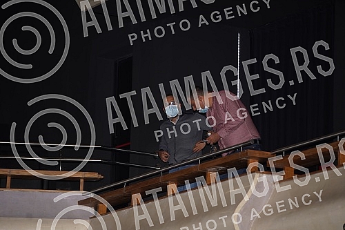 The famous pop group Zana celebrated 40 years of existence with a concert in Kombank Hall.Cuvena pop grupa Zana proslavila je 40 godina postojanja koncertom u Kombank dvorani.