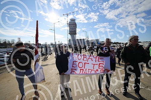 Numerous journalist teams and fans were waiting for Novak Djokovic at the Nikola Tesla Airport, who arrived from Belgrade to Belgrade at around 12:20, after the abolition of visas for Australia.Mnogobrojne novinarske ekipe i fanovi su na aerodromu 