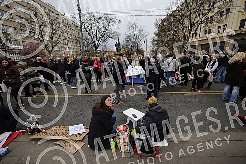 Market vendors who started a protest against e-fiscalization at noon yesterday are still waiting in front of the Presidency for someone to address them.Pijacni prodavci koji su juce u podne zapoceli protest zbog e-fiskalizacije i dalje ispred Preds