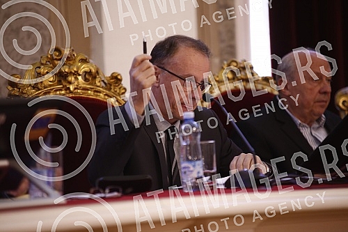 A session of the Senate of that university was held at the Rectorate of the University of Belgrade.U Rektoratu Univerziteta u Beogradu odrzana je sednica Senata tog univerziteta.