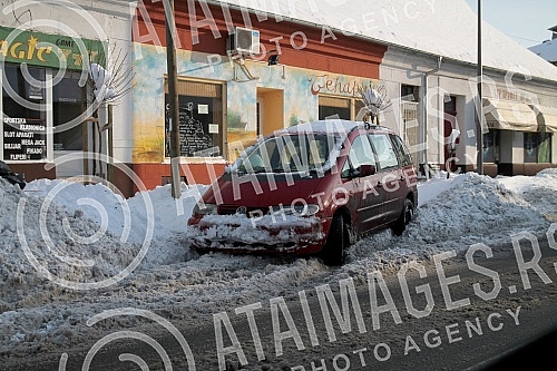 Stormy wind and snow created disturbances and led to heavy traffic on the Belgrade - Novi Sad highway.Olujni vetar i sneg stvorili su smetove i doveli do otezanog saobracaja na auto putu Beograd - Novi Sad.