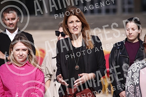 Kreni - promeni initiative organized a performance and a media conference in front of the Palace of Serbia.Inicijativa Kreni-Promeni organizovala je performans i konferenciju za medije ispred Palate Srbija.