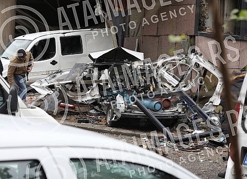 An accident occurred in front of the RTS building this morning when a welding bottle exploded, two workers were injured and one lost his life.Ispred zgrade RTS-a jutros se dogodila nesreca kada je boca za varenje eksplodirala, dva radnika su povred