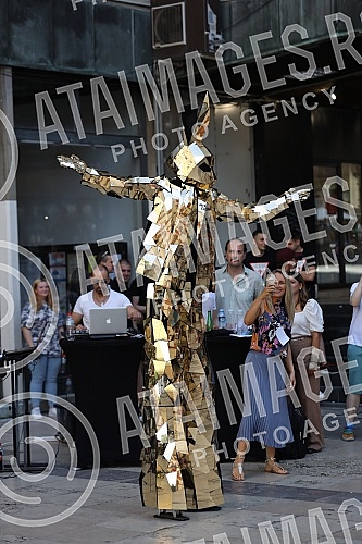 The humanitarian foundation Humanist organized the event, which aims to raise funds for the treatment of a boy named Jakov Kovacic, who suffers from bronchopulmonary dysplasia, and who is one of the children within the Be Human Foundation.Humanitar