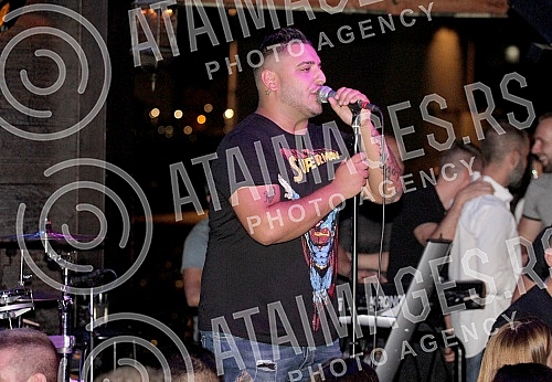 Performance of Darko Lazic held on raft Old Blay.
Nastup Darka Lazica na splavu Stari Blay (old Blay). Performance of Darko Lazic held on raft Old Blay.
Nastup Darka Lazica na splavu Stari Blay (old Blay).