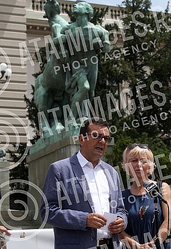 On the plateau in front of the National Assembly, a press conference of the Movement for Reversal 