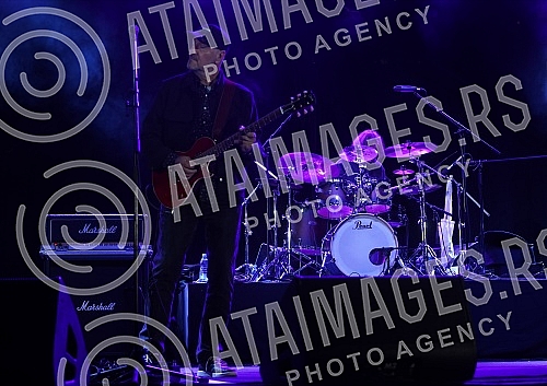 The concert of Vlatko Stefanovski and the V3 trio was held at the Tasmajdan stadium.Koncert  Vlatka Stefanovskog i V3 tria odrzan je na stadionu Tasmajdan. 