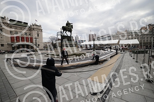 The installation of skating rinks on the Republic Square, which should open on December 25.Postavljanje klizalista na Trgu republike koje bi trebalo da bude otvoreno 25. decembra.