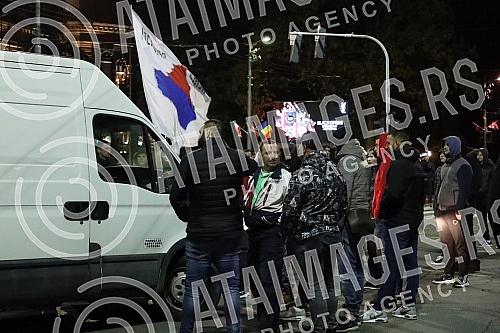 Several right-wing organizations organized a rally in front of the Serbian Parliament building in support of the brothers from Kosovo and Metohija.
Nekoliko desnicarskih organizacija organizovalo je ispred zgrade Skupstine Srbije skup u znak podrske Several right-wing organizations organized a rally in front of the Serbian Parliament building in support of the brothers from Kosovo and Metohija.
Nekoliko desnicarskih organizacija organizovalo je ispred zgrade Skupstine Srbije skup u znak podrske