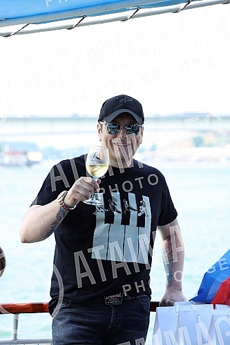 In anticipation of the scheduled concerts of Ace Pejovic on Tas, the singer organized an afternoon river cruise for the media.U susret zakazanim koncertima Ace Pejovica na Tasu, pevac je organizoavo popodnevno krstarenje rekom Savom za medije.