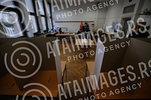 This morning, at seven o'clock, polling stations were opened for voting in the republican referendum on changing the Constitution, in the part related to justice.Jutros u sedam casova otvorena su biracka mesta za glasanje na republickom referendumu