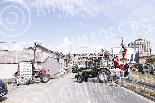 Farmers continued their blockade on the bridge over the Thames in Pancevo.Poljoprivrednici su nastavili blokadu na mostu preko Tamisa u Pancevu.