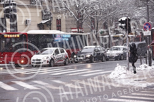 Snow in Belgrade has been falling for the second day, the central roads have been cleared, sidewalks are being cleaned.Sneg u Beogradu pada vec drugi dan, centralne sabracajnice su rasciscene, ciste se trotoari