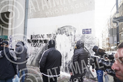 A group of young people gathered on the corner of Njegoseva and Aleksa Nenadovic and started cleaning the mural with the image of Ratko Mladic, on which a bucket of paint was thrown. Grupa mladih se okupila na uglu Njegoseve i Alekse Nenadovica i p