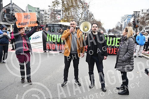 In Novi Sad, the blockade of the crossroads near Futoska pijaca was held from 1 pm to 2 pm, and then the walk along Jevrejska Street, Jovana Subotica Street to the Temerin Crossroads started. U Novom Sadu je odrzana blokada raskrsnice kod Futoske p