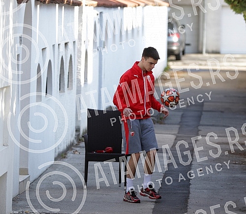 Former Red Star footballer, currently part of the team of Danish second baseman Andrija Rajovic, son of singer Boban Rajovic, practices with the ball outside the house.Bivsi fudbaler Crvene zvezde, trenutno deo ekipe danskog drugoligasa Andrija Rajo