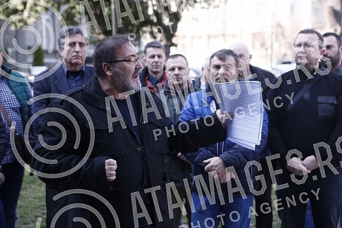 In front of the Presidency, a press conference was held by the Vice President of the Party of Freedom and Justice, Dejan Bulatovic, on the alleged new affair in Serbian agriculture.Ispred Predsednistva je odrzana konferencija za medije potpredsedni