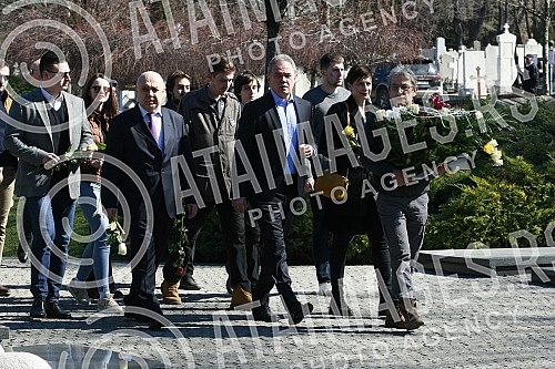 Members of the Democratic Party laid a wreath at the grave of slain Prime Minister Zoran Djindjic.Clanovi Demokratske stranke polozili su venac na grob ubijenog premijera Zorana Djindjica.