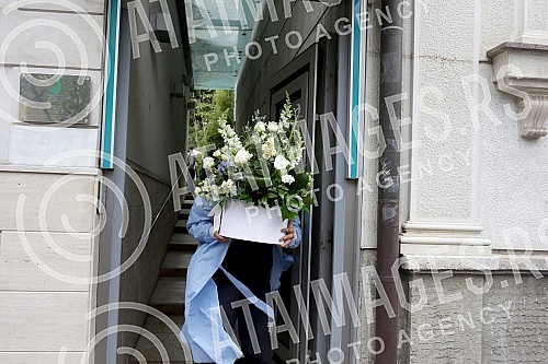Bogdana Razanatovic left the maternity hospital with her son Zeljko accompanied by her husband Veljko Raznatovic and mother-in-law Svetlana Raznatovic - Cece.Bogdana  Razanatovic je sa sinom Zeljkom iz porodilista izasla u pratnji supruga Veljka Ra