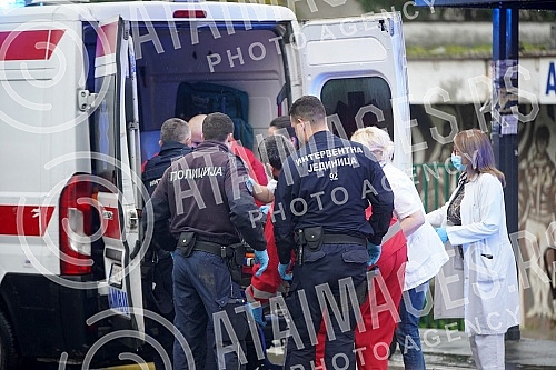 After the attack on the police officers, they were taken care of at the Sremcica Health Center, from where they were transferred to the Emergency Center.Posle napada na policijske sluzbenike oni su zbrinuti u Domu zdravlja Sremcica, odakle su potpo
