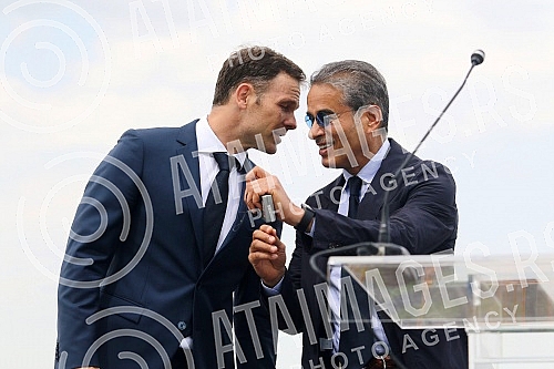 The President of Serbia, Aleksandar Vucic, and Mohamed Alabar, the President of Eagle Hills, attended the ceremony marking the completion of works on the construction of the Belgrade Tower. Predsednik Srbije Aleksandar Vucic i Mohamed Alabar, preds