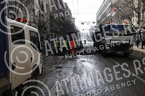 After the water pipe burst near Beogradjanka, the bus fell into a hole, and then the traffic was changed and the city services are working on repairing the fault. Nakon pucanja vodovodne cevi kod Beogradjanke, autobus je propao u rupu, a potom je s