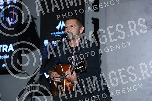 The intimate acoustic concert of the group Vatra was held in BitefArtCafe, and the reason for the same was the new song and upcoming concerts in Belgrade and Novi Sad.Intimni akusticni koncert grupe Vatra odrzan je u BitefArtCafeu,a povod za isti s