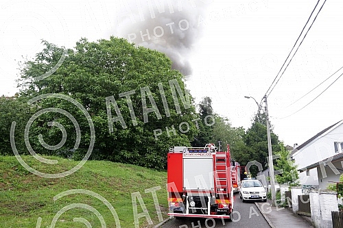 Fire in a private house in Ilije Djuricica Street in Belgrade's Zarkovo neighborhood, Cukarica municipality.Pozar u privatnoj kuci u ulici Ilije Djuricica u beogradskom naselju Zarkovo, opstina Cukarica.