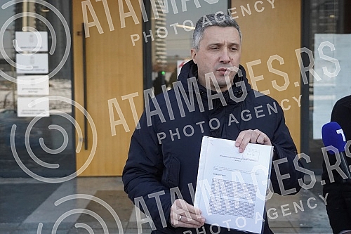 The president of the Serbian movement Dveri, Bosko Obradovic, held a press conference in front of the Second Basic Public Prosecutor's Office, on the occasion of filing criminal charges for theft in a referendum.Predsednik Srpskog pokreta Dveri Bos